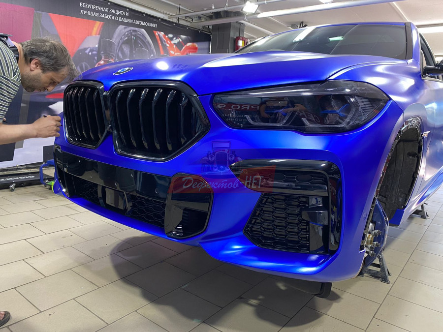 Оклейка BMW синим винилом
