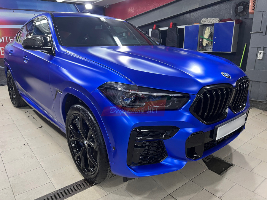 Проведение оклейки кузова  BMW синим винилом