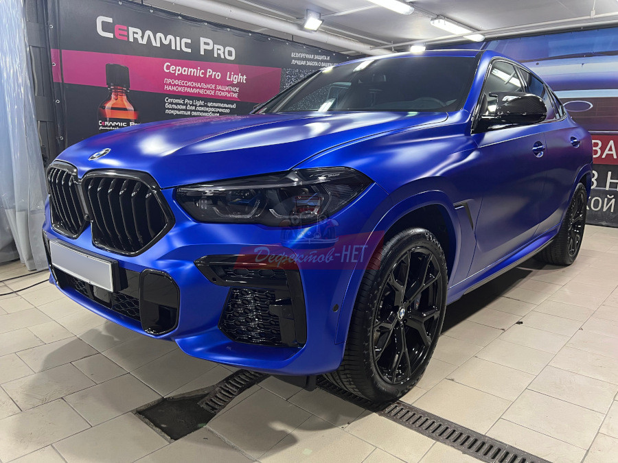 Внешний вид BMW после оклейки синим ыинилом