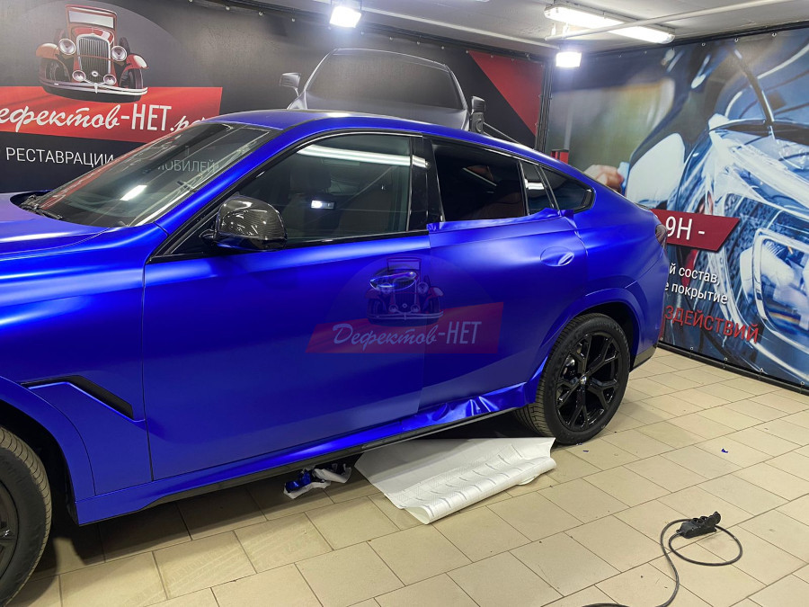 Проведение оклейки BMW синим винилом