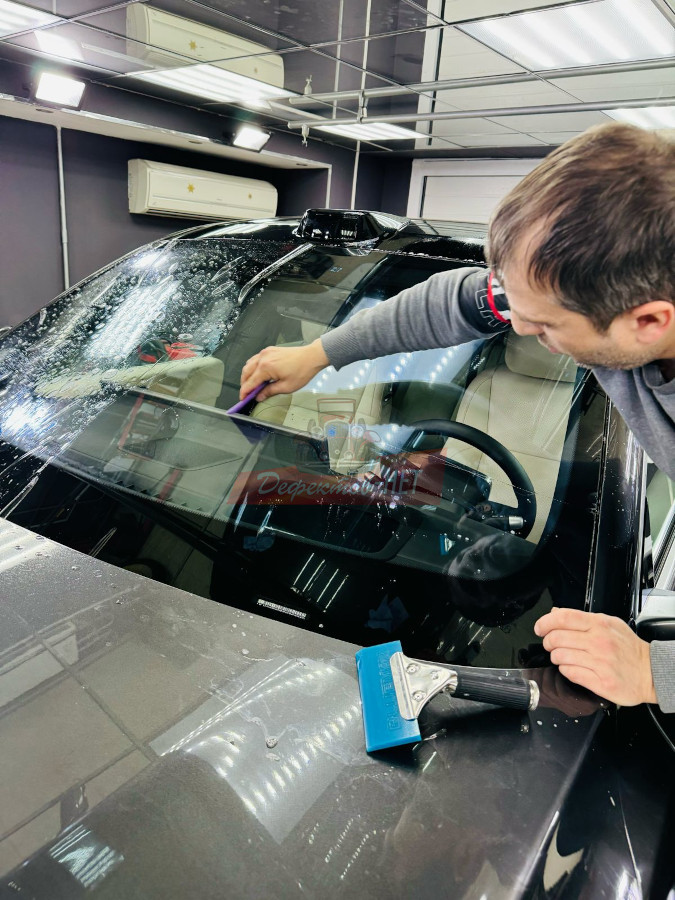 Проведение бронирования лобового стекла LiXiang