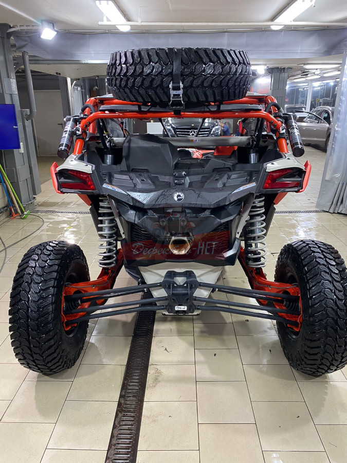 Проведение работ по оклейке багги в цветной винил