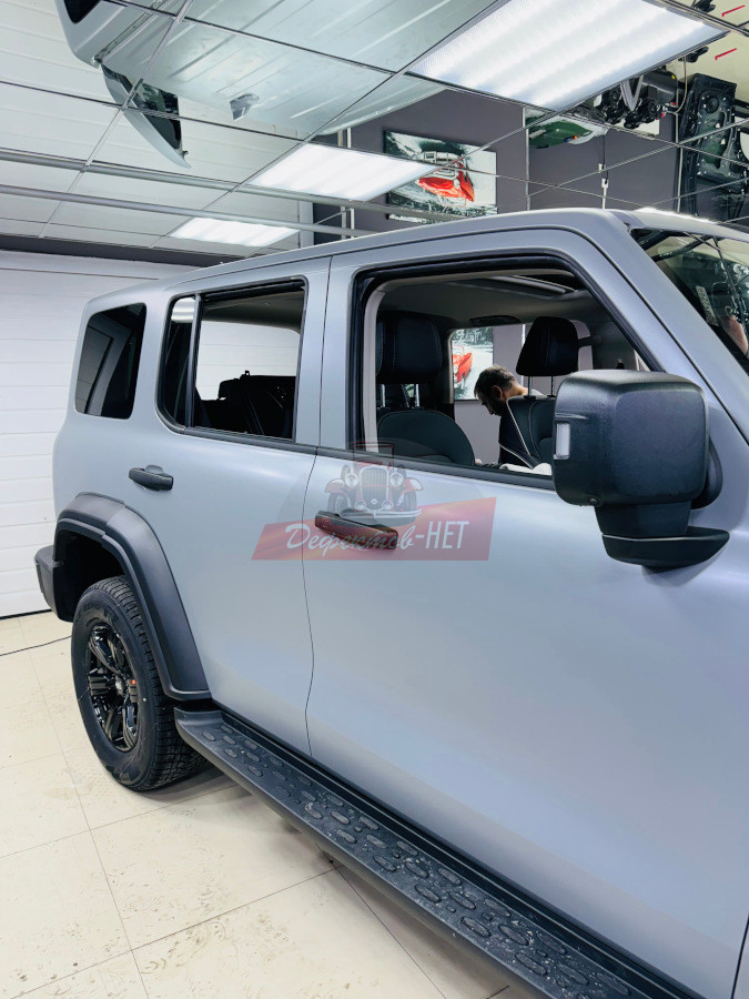 Проведение оклейки полиуретановой пленкой автомобиля TANK