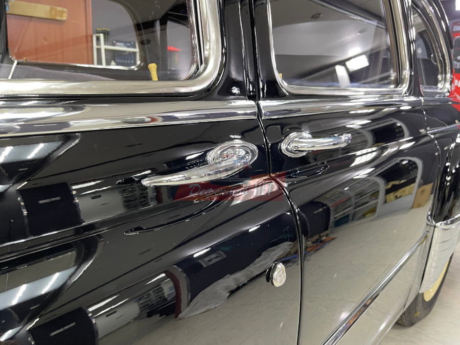 Вид дверных ручек после реставрации автомобиля ЗИМ