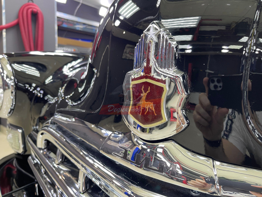 Капот и эмбоема автомобиля ЗИМ после реставрации