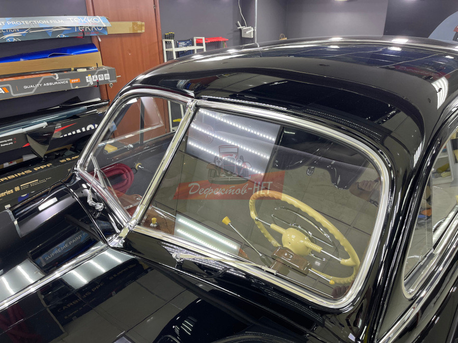 Вид лобового стекла автомобиля ЗИМ после реставрации