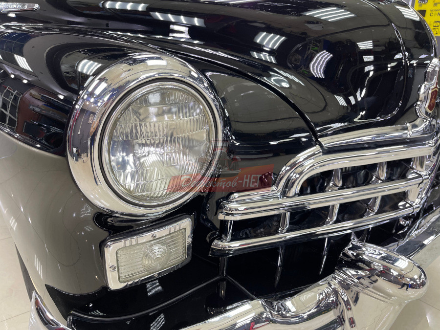 Капот, фара передняя после реставрации автомобиля ЗИМ