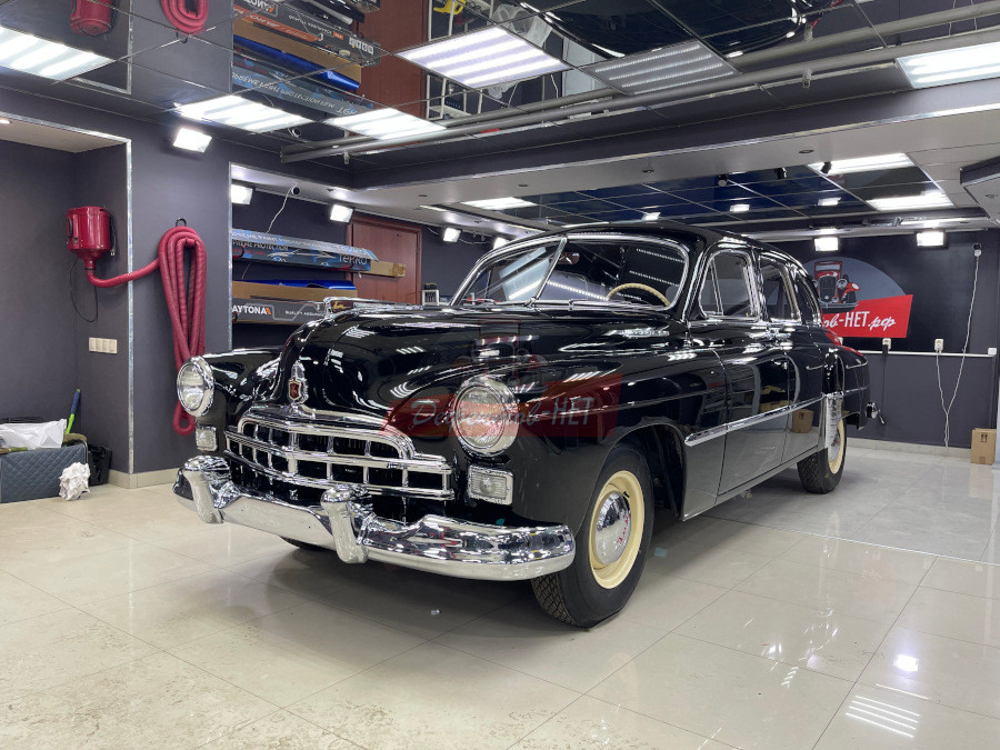 Автомобиль ЗИМ после реставрации (вид сбоку)