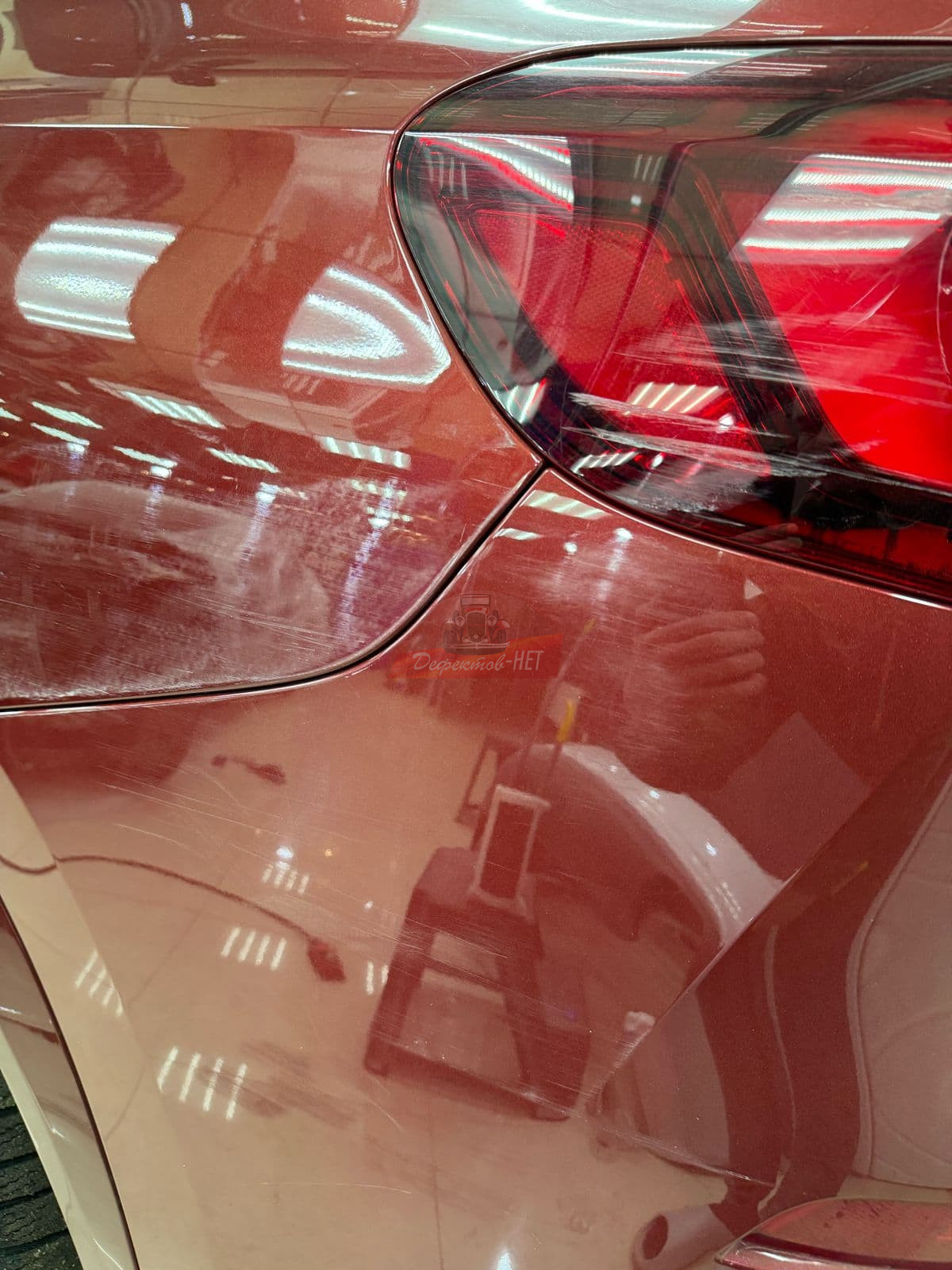 удаление царапин на красном авто
