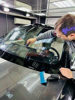 Комплекс работ по проведению бронирования лобового стекла пленкой