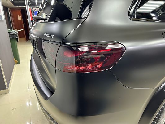 Оклейка тонировочной пленкой задних фонарей автомобиля Mercedes