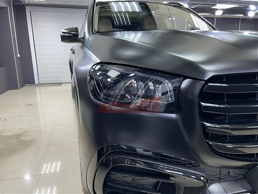 Вид после оклейки тонировочной пленкой фар автомобиля Mercedes