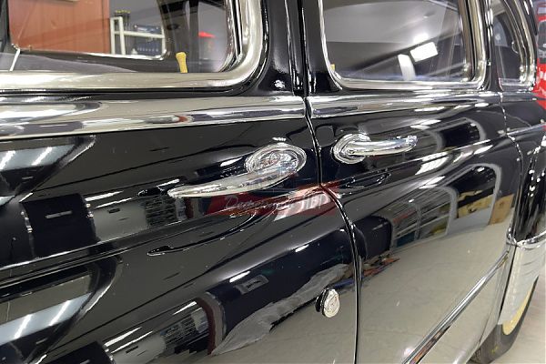 Вид дверных ручек после реставрации автомобиля ЗИМ