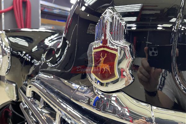 Капот и эмбоема автомобиля ЗИМ после реставрации