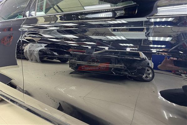 Удаление царапины на черном авто
