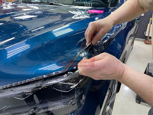 Geely антигравийная защита автомобиля. Подрезка пленки.