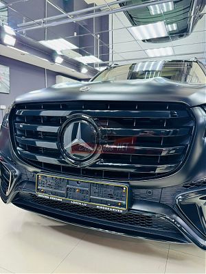 Оклейка автомобиля Mercedes антихромовой пленкой
