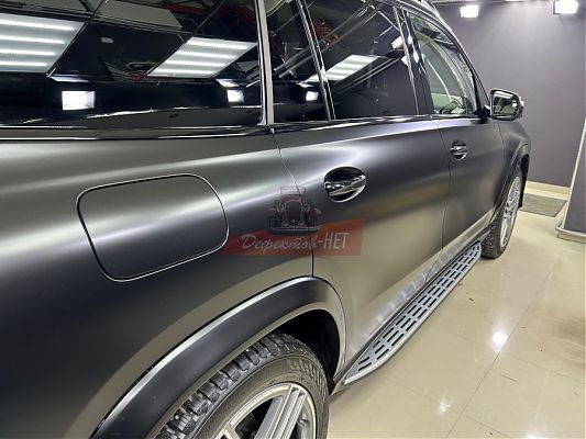 Оклейка автомобиля Mercedes антихромовой пленкой