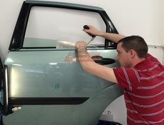 Процесс ремонта двери без покраски