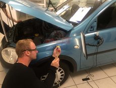 Процесс ремонта крыла без покраски